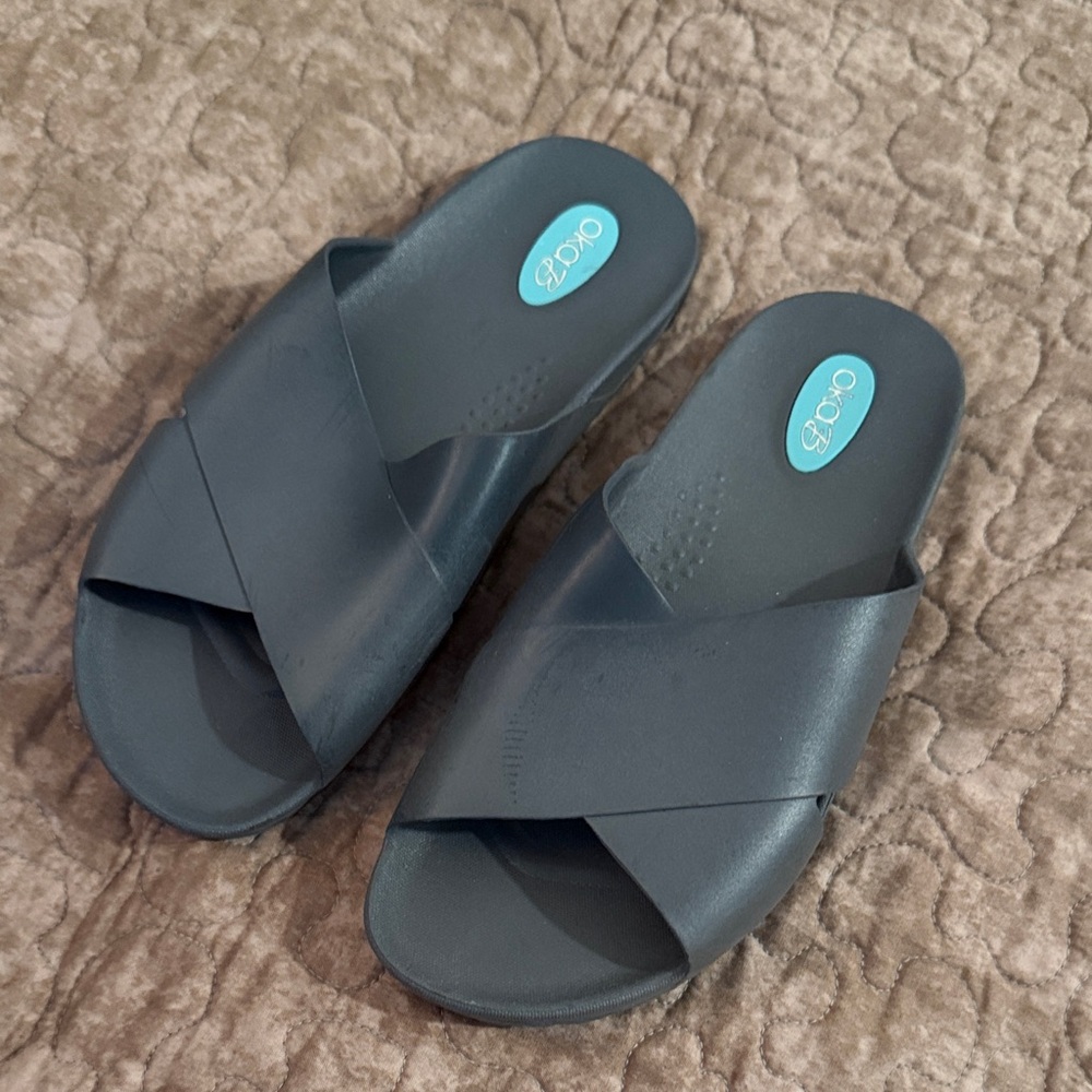 Oka b. Women's Dark Gray Slide Sandals
